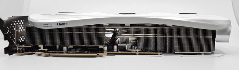 알루미늄 핀, 구리 재질에 니켈 도금을 더한 히트파이프 등으로 구성된 두꺼운 히트싱크를 품었다 / 출처=IT동아