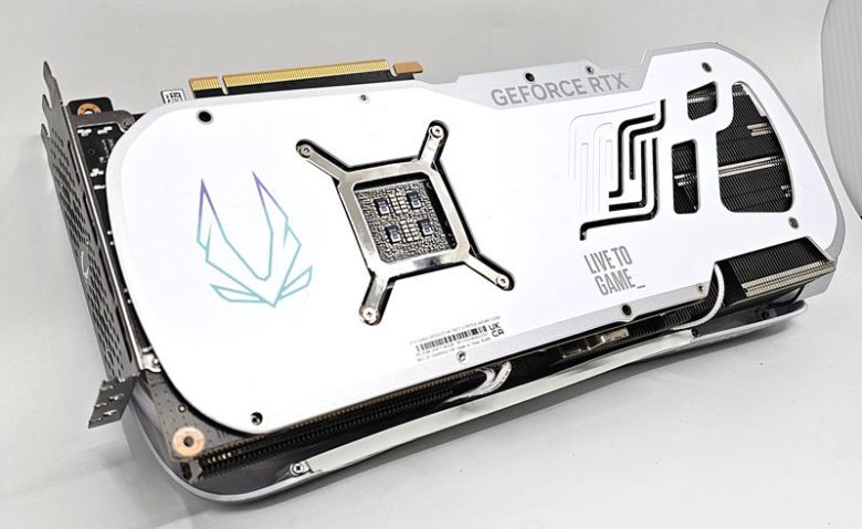 다이캐스트 금속 재질의 백플레이트를 후면에 달아 높은 내구성을 기대할 수 있다 / 출처=IT동아