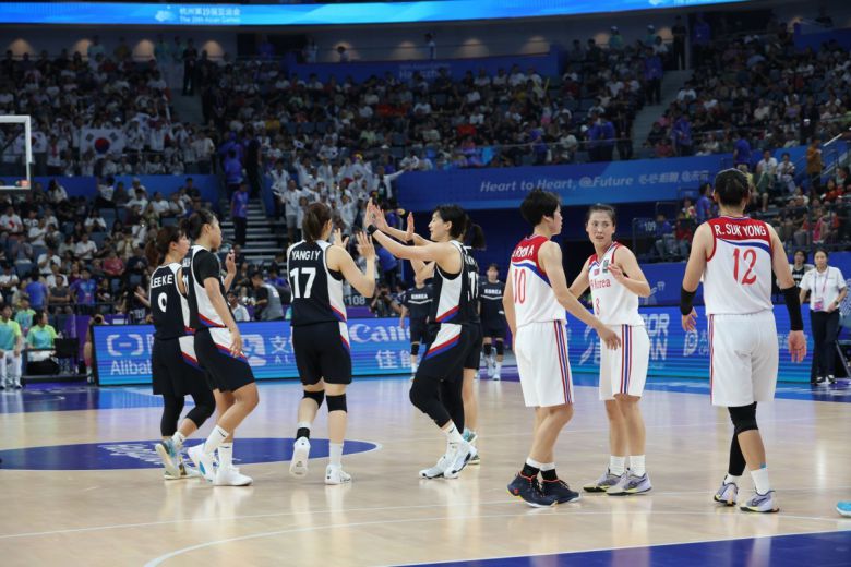 한국이 승리를 확정지은 뒤 기뻐하고 있다.