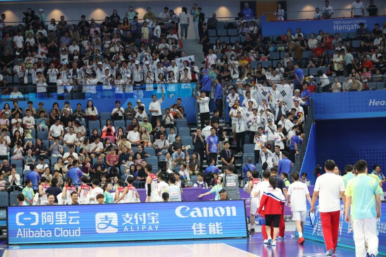 태극기를 든 한국응원단이 북한 선수들에게 박수를 보내고 있다.