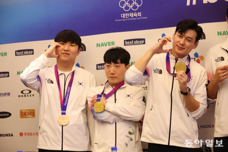 FC 온라인의 곽준혁, 스트리트파이터5 김관우, 펜싱 사브르 구본길(왼쪽부터). 항저우=김재명 기자 base@donga.com