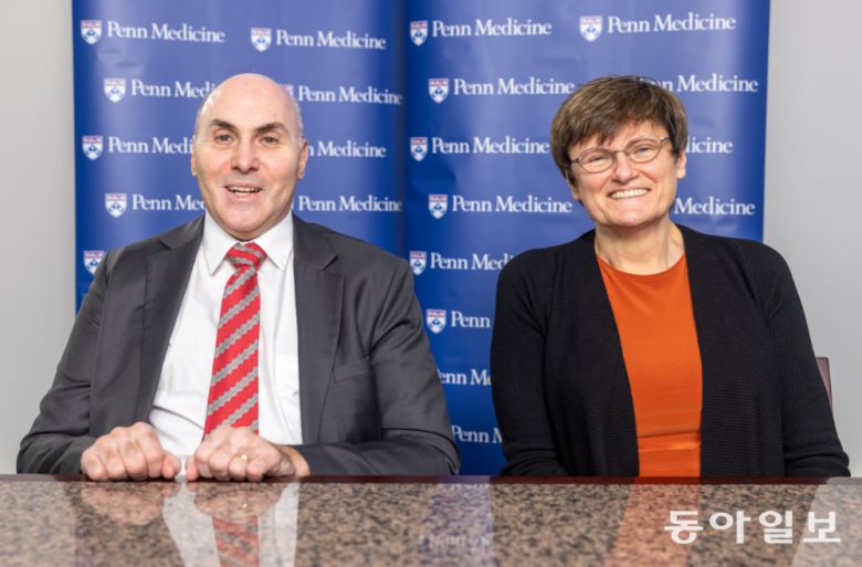 노밸 생리의학상 수상자인 드루 와이스먼 미국 펜실베이니아대 교수(왼쪽)와 커리코 커털린 바이온텍 수석 부사장(오른쪽).