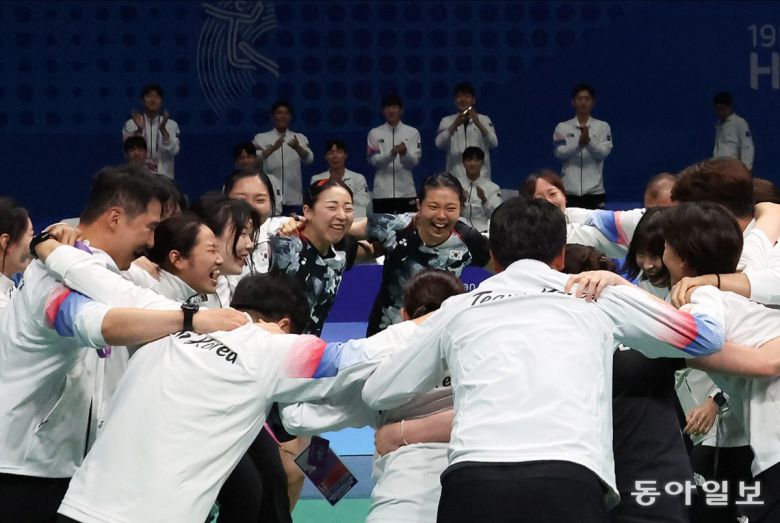 한국 배드민턴 여자 대표팀이 1일 항저우 아시안게임 단체전 결승에서 중국을 3-0으로 꺾고 금메달을 차지했다. 한국 배드민턴이  아시안게임 여자 단체전 정상에 오른 건 1994년 히로시마 대회 이후 29년 만이다. 여자 대표팀 선수들이 우승을 확정한 뒤  코칭스태프와 한데 모여 기뻐하고 있다. 항저우=김재명 기자 base@donga.com
