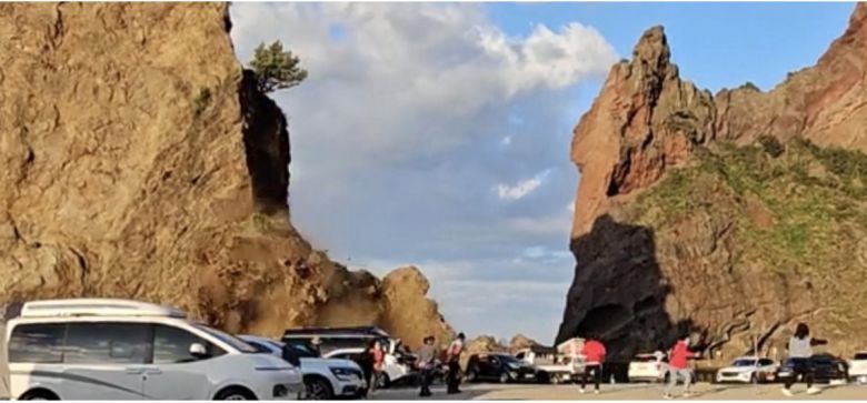 거북바위가 무너져 내린 모습. 원 안의 거북바위 머리  부분이 사라진 걸 확인할 수 있다. 오근 씨 제공