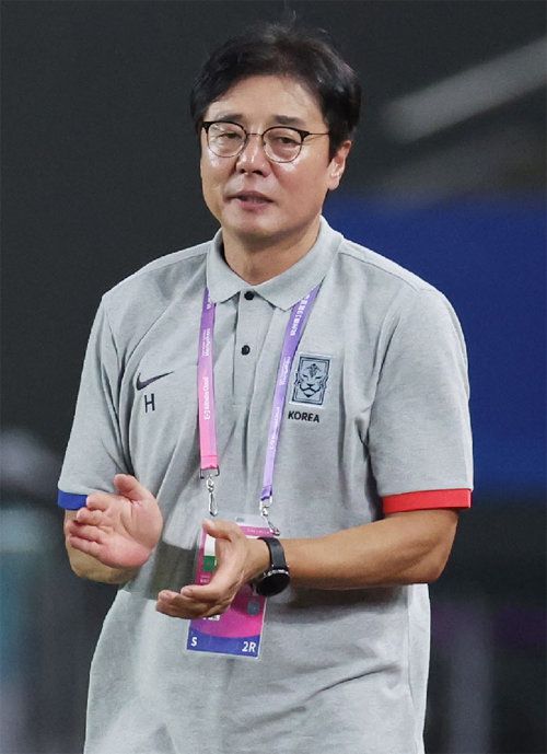 항저우 아시안게임 남자 축구 4강에 오른 한국의 황선홍 감독. 뉴스1