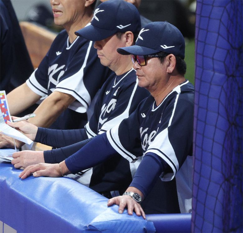 류중일 한국 야구 대표팀 감독이 2일 항저우 아시안게임 대만과의 B조 조별리그 2차전에서 경기가 잘 풀리지 않자 답답한 표정을 짓고 있다. 한국은 이날 0-4로 완패하며 최근 국제대회에서 대만에 3연패를 당했다. 사오싱=뉴스1