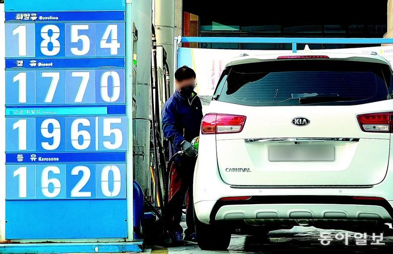 휘발유 가격, 13주 연속 상승 9일 서울 시내의 한 주유소에 휘발유 판매 가격이 L당 1854원으로 표시돼 있다. 10월 첫째 주 전국 주유소의 휘발유 평균  판매 가격은 전주보다 6.3원 오른 L당 1796원으로 13주 연속 상승했다. 이스라엘과 하마스의 전쟁으로 국제유가가 장중 한때  4% 넘게 치솟으면서 글로벌 인플레이션 우려가 다시 커지고 있다. 송은석 기자 silverstone@donga.com