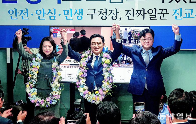 11일 서울 강서구청장 보궐선거에서 승리한 더불어민주당 진교훈 당선인(가운데)이 이날 밤 서울 강서구 후보 캠프 사무실에서 민주당  홍익표 원내대표(오른쪽)와 함께 당선 감사 인사를 하고 있다. 진 당선인 왼쪽은 배우자. 이훈구 기자 ufo@donga.com