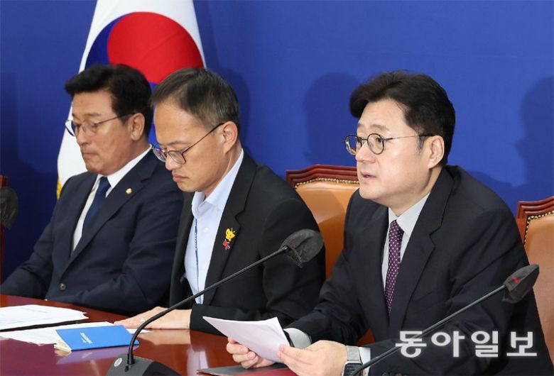 더불어민주당 홍익표 원내대표(오른쪽)가 12일 서울 여의도 국회에서 주재한 국정감사 대책회의에서 발언하고 있다. 홍 원내대표는  “국민은 오만과 독선, 무능과 무책임으로 일관한 국정 운영에 대한 대통령의 사과를 요구하고 있다”며 “총리의 해임, 법무부 장관의  파면, 부적격 인사에 대한 철회부터 시작해야 한다”고 말했다. 김재명 기자 base@donga.com