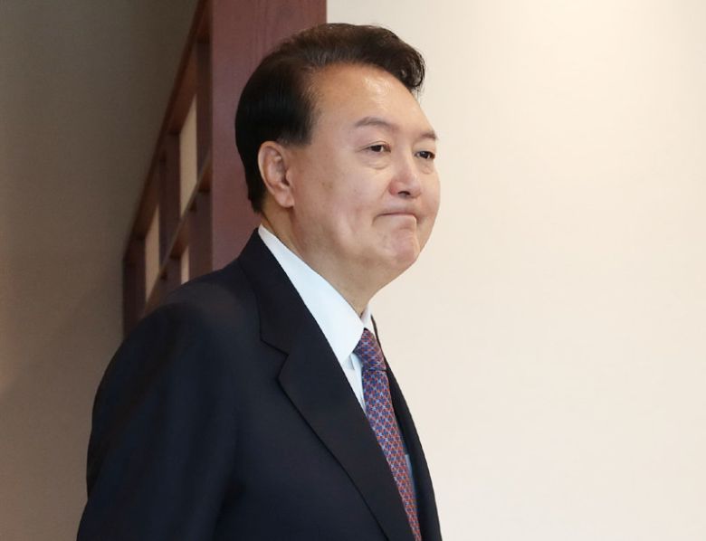 11일 서울 강서구청장 보궐선거에서 국민의힘이 대패한 가운데 여권 내부에서 전면적인 쇄신과 국정 운영에 대한 기조 전환이  필요하다는 지적이 나온다. 12일 서울 용산 대통령실 청사에서 열린 알라르 카리스 에스토니아 대통령과의 정상회담을 위해 입장하는  윤석열 대통령. 대통령실사진기자단