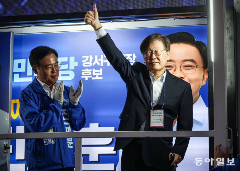 더불어민주당 이재명 대표(오른쪽)가 9일 오후 서울 강서구 발산역에서 강서구청장 보궐선거 더불어민주당 진교훈 후보자 선거 유세에 참여해 발언을 마친 뒤 지지자들을 향해 엄지를 들며 인사하고 있다. 박형기 기자 oneshot@donga.com