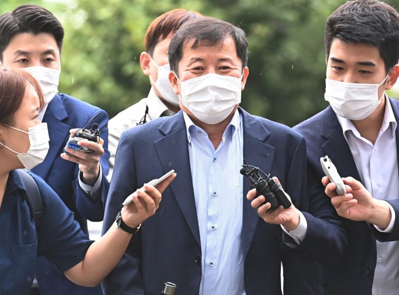 화천대유 자회사인 천화동인의 1호 이한성 대표가 2021년 10월 8일 대장동 개발사업 특혜 의혹 관련 조사를 받기 위해 경기 수원시 경기남부경찰청에 출석하고 있다. 사진공동취재단