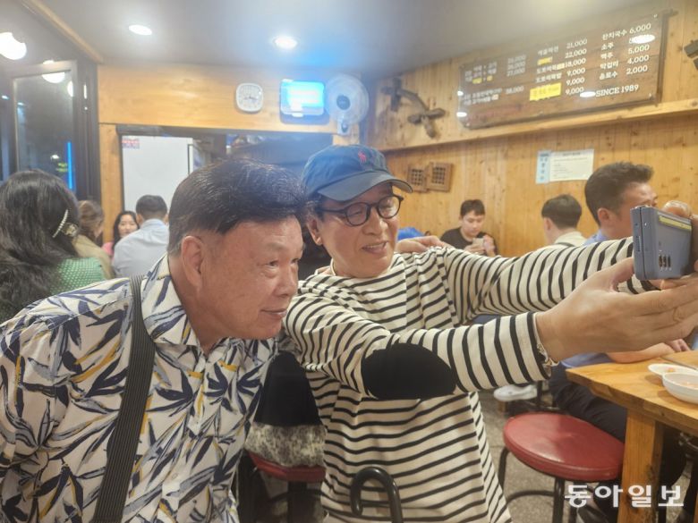“너는 홍수환 없이 못 살아” “그래 홍수환이 나의 보약이다”. 평생 인연으로 만나자고 대동단결한 두 사람이 셀카를 찍고 있다. 유재영 기자 elegant@donga.com