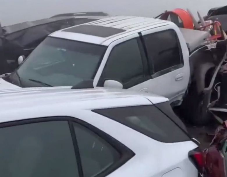 루이지애나주 ‘세인트 존 더 뱁티스트 패리시’ 지역의 55번 고속도로에서 안개로 인해 다중추돌 사고가 발생했다. @ChaudharyParvez 트위터 캡처