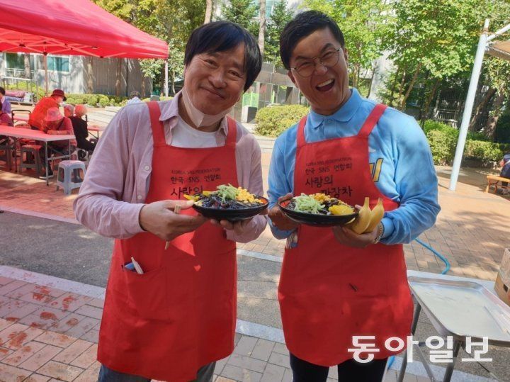 어찌 이렇게 좋아하는 표정까지 같을까. 신 감독은 자기가 세상에서 용도 폐기되기 전에 해보고 싶은 봉사에 힘을 더해준 이정용의 ‘당장, 오늘에 몰두하는 집중력’이 존경스럽다. 이정용 제공