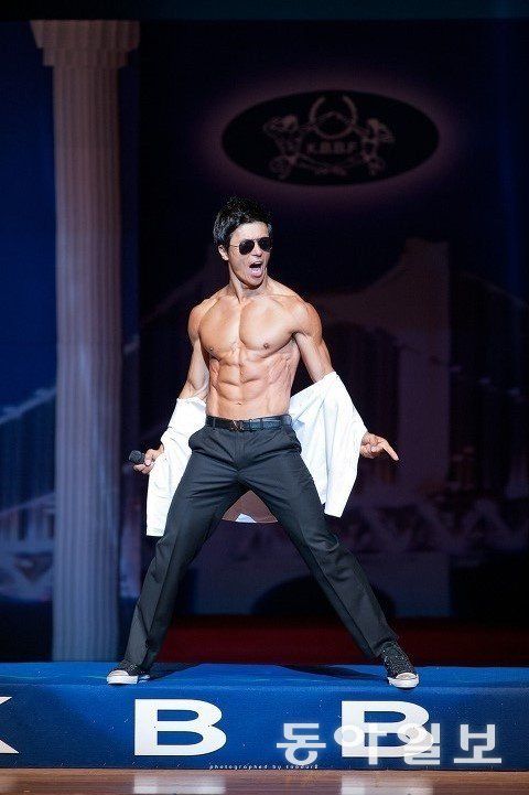 이정용 씨는 대중이 바라는 자신의 이미지에서 벗어나지 않기 위해 철저한 자기 관리 계획에 따라 스스로를 지배당하게 한다고 한다.  이정용 제공