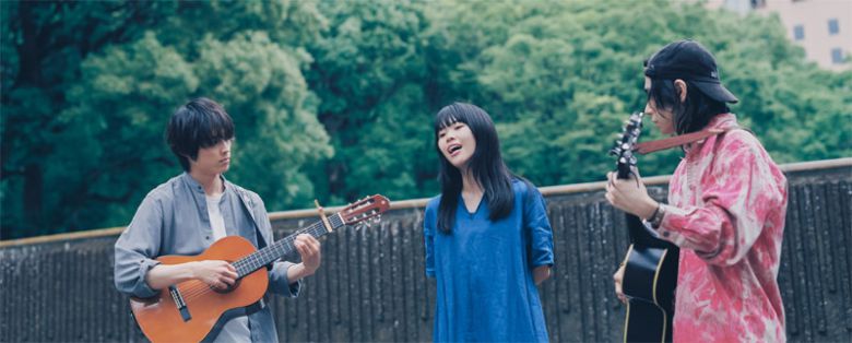 영화 ‘키리에의 노래’에서 키리에(가운데·아이나 디 엔드)가 거리에서 버스킹을 하는 장면. 키리에는 동일본 대지진을 겪고 말을 잘 하지 못하게 됐지만 노래는 부를 수 있기에 음악으로 사람들과 소통한다. 미디어캐슬 제공