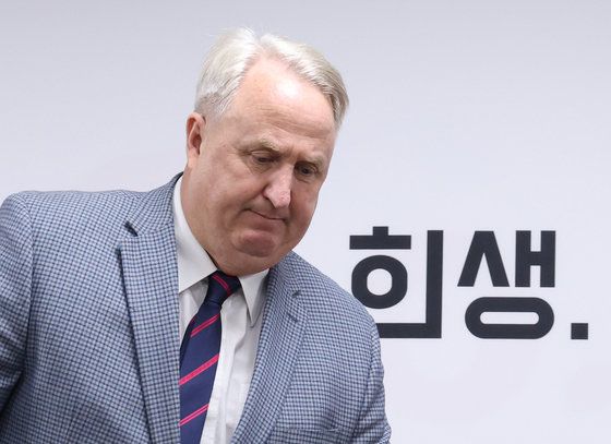 인요한 국민의힘 혁신위원장이 3일 서울 여의도 국민의힘 당사에서 열린 제3차 혁신위원회 전체회의에 참석하고 있다. 2023.11.3 뉴스1