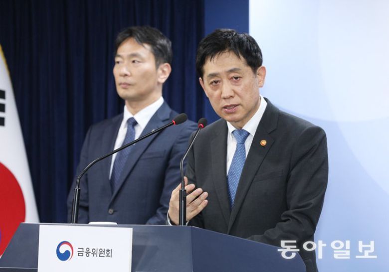 5일 정부서울청사에서 김주현 금융위원장(오른쪽)과 이복현 금융감독원장이 기자간담회를 열고 한시적인 공매도 전면 금지 조치를  발표하고 있다. 정부 조치에 따라 코스피, 코스닥, 코넥스 상장 종목의 공매도가 6일부터 내년 6월 말까지 금지된다. 신원건 기자  laputa@donga.com