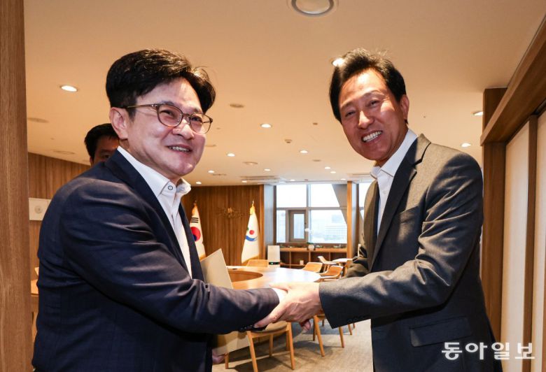 서울-김포시장 면담 6일 오후 오세훈 서울시장(오른쪽)과 김병수 김포시장이 서울 중구 서울시청 시장 집무실에서 악수하고 있다. 이한결 기자 always@donga.com