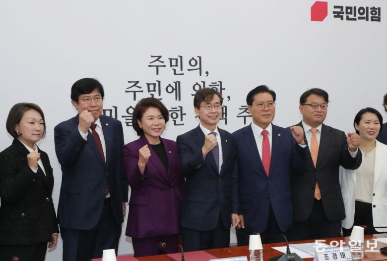 현실화 근접하는 메가 서울 메가서울이 점점 현실화에 다가서고 있다. 7일 오전 서울 여의도 국회에서 열린 국민의힘 뉴시티 프로젝트 특별위원회 임명장 수여식 및 1차회의가 조경태 위원장 주재로 열렸다. 2023.11.07 이훈구 기자 ufo@donga.com