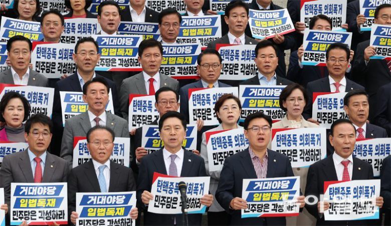 與 “민주당 규탄” 피켓 시위 국민의힘 의원들이 9일 서울 여의도 국회 본관 앞 계단에서 ‘탄핵 남발 더불어민주당  규탄대회’를 열고 피켓 시위를 하고 있다. 규탄대회는 빗속에서 진행됐다. 국민의힘은 앞서 더불어민주당과 국회 회의장 내에선  피켓시위를 하지 않겠다는 신사협정을 지키기 위한 취지라고 설명했다. 이훈구 기자 ufo@donga.com