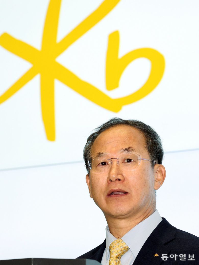 KB금융지주 차기 회장 최종 후보로 선정된 양종희 KB금융지주 부회장은 11일 출근길에 기자들과 만나 “국내 최대 금융그룹인 KB금융을 이끈다는 것에 막중한 책임감을 느낀다”고 소감을 밝혔다. 2023.9.11. 뉴스1