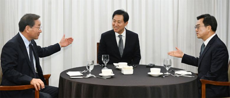 16일 오후 서울 중구 한국프레스센터에서 유정복 인천시장, 오세훈 서울시장, 김동연 경기도지사(왼쪽부터)가 수도권 광역단체장  회동을 하고 있다. 세 광역단체장은 회동 후 “경기 기초자치단체 서울 편입에 대해 현격한 의견 차를 확인했다”고 밝혔다.  사진공동취재단