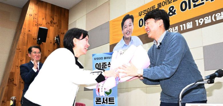 이준석, 광주서 토크콘서트 신당 창당을 추진하는 국민의힘 이준석 전 대표(오른쪽)가 19일 오후 광주 서구  김대중컨벤션센터에서 열린 토크콘서트에서 꽃다발을 받으며 활짝 웃고 있다. 이 대표는 이날 “열심히 하면 언젠가 (대선 후보로)  가볼 수는 있겠다는 생각을 한다”고 했다. 광주=뉴시스