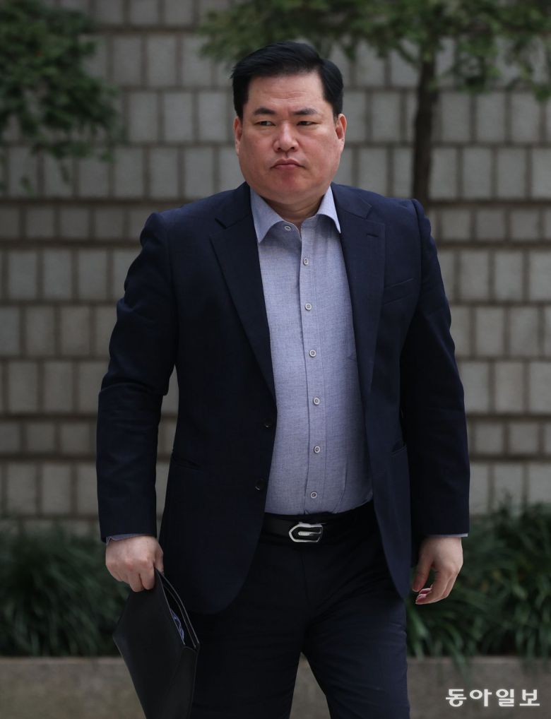 유동규 전 성남도시개발공사 사장 직무대리가 서울 서초구 서울중앙지법에서 열린 대장동 개발 사업 로비·특혜 의혹 관련 1심 공판에 출석하고 있다. 송은석 기자 silverstone@donga.com