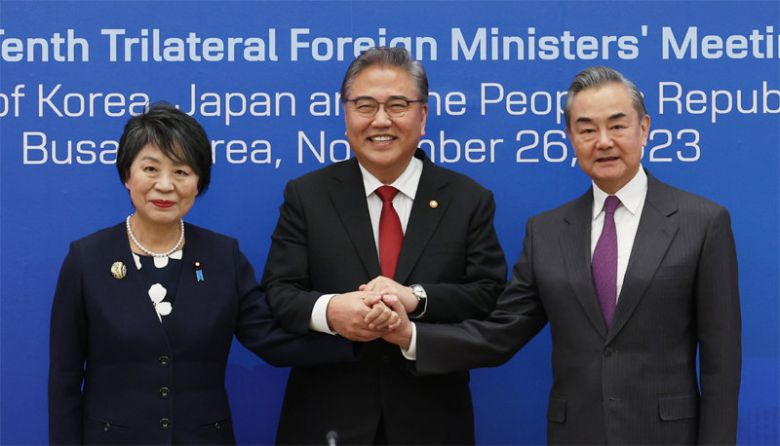 손 맞잡은 한중일 외교 박진 외교부 장관(가운데), 가미카와 요코 일본 외상(왼쪽), 왕이 중국 외교부장이 26일 부산 해운대구의 ‘누리마루 APEC 하우스’에서 열린 한중일 외교장관회의에 참석해 손을 맞잡고 기념 촬영을 하고 있다. 부산=뉴스1