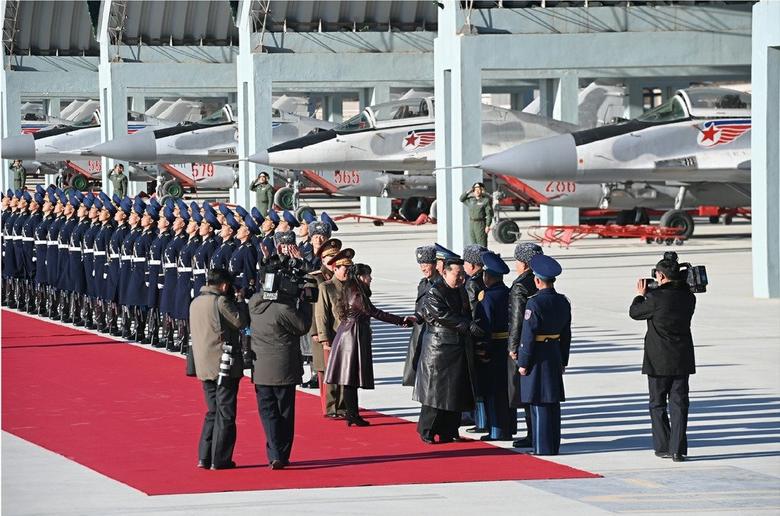 북한 노동당 기관지 노동신문은 1일 “김정은 동지께서는 항공절(지난달 29일)에 즈음해 조선인민군 공군사령부와 제1공군사단 비행연대를 축하방문했다”라고 전했다. 김 총비서의 딸인 주애도 이번 항공절 기념 행사에 함께 동행했다. 평양 노동신문=뉴스1
