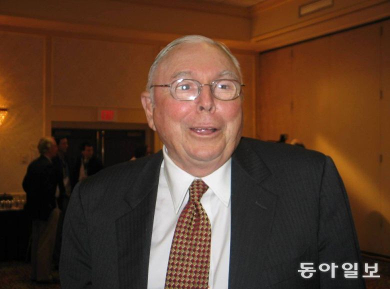 찰리 멍거는 1980년 백내장 수술의 부작용으로 왼쪽 시력을 잃고 이후 두꺼운 안경을 썼다. 1월 1일이 생일인 그는 내년 새해 첫날에 100세 생일잔치를 열려고 준비 중이었다고 한다. 동아일보DB