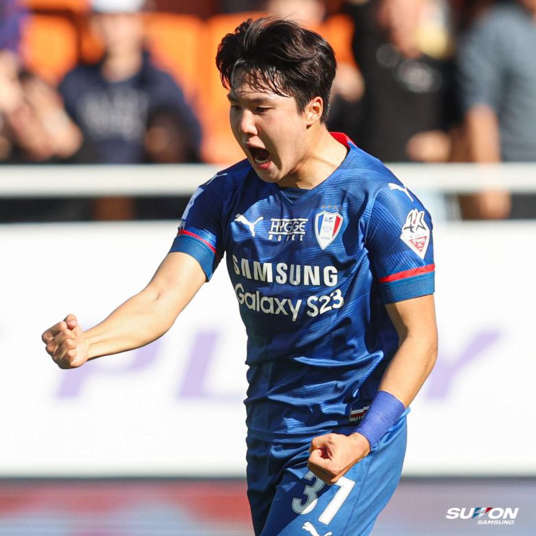 프로축구 1부 리그 10위 강원과 12위 수원은 모두 강등권 팀이다. 두 팀은 2일 시즌 최종 38라운드에서 맞붙는다. 같은 날  경기를 치르는 11위 수원FC까지 세 팀은 내년에도 1부 리그에 남기 위해 모든 걸 쏟아부어야 하는 상황이다. 두 팀의 ‘잔류  전쟁’에서 상대 골문을 노릴 양 팀 공격수 이정협(강원·위쪽 사진)과 김주찬(수원). 사진 출처 강원·수원 페이스북