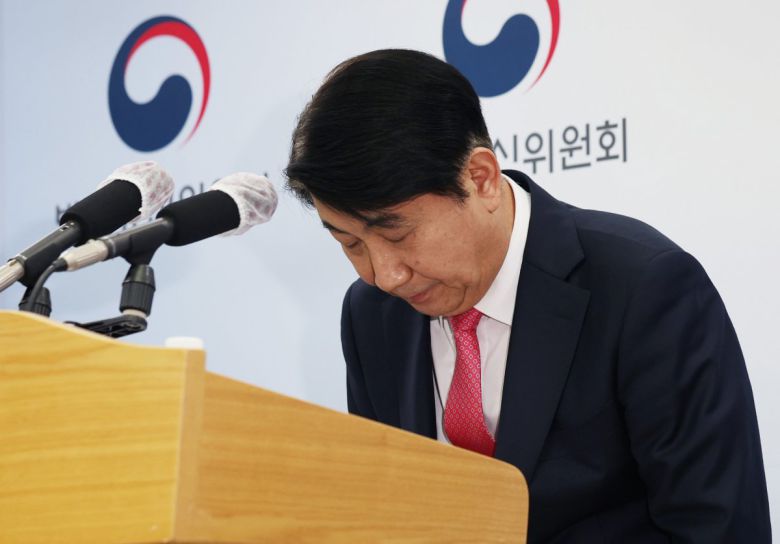 이동관 방송통신위원장이 1일 경기 과천시 방송통신위원회 브리핑실에서 열린 사퇴 기자회견에서 고개 숙여 인사하고 있다. 이 위원장은  “저는 국회의 권한을 남용해 마구잡이로 탄핵을 남발하는 더불어민주당의 헌정질서 유린 행위에 대해 앞으로도 그 부당성을 알리고  계속 싸워 나갈 것”이라고 말했다. 과천=뉴시스