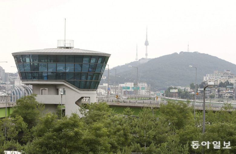 2009년 7월 서울 강남구 한남대교 남단에 처음 문을 연 새말카페. 현재는 공실 상태다. 서울시는 현재 공실 상태인 한강대교 견우카페, 양화대교 양화·선유카페, 한남대교 새말카페 등 4곳을 리모델링해 내년 7월 재개장한다는 방침이다. 동아일보 DB