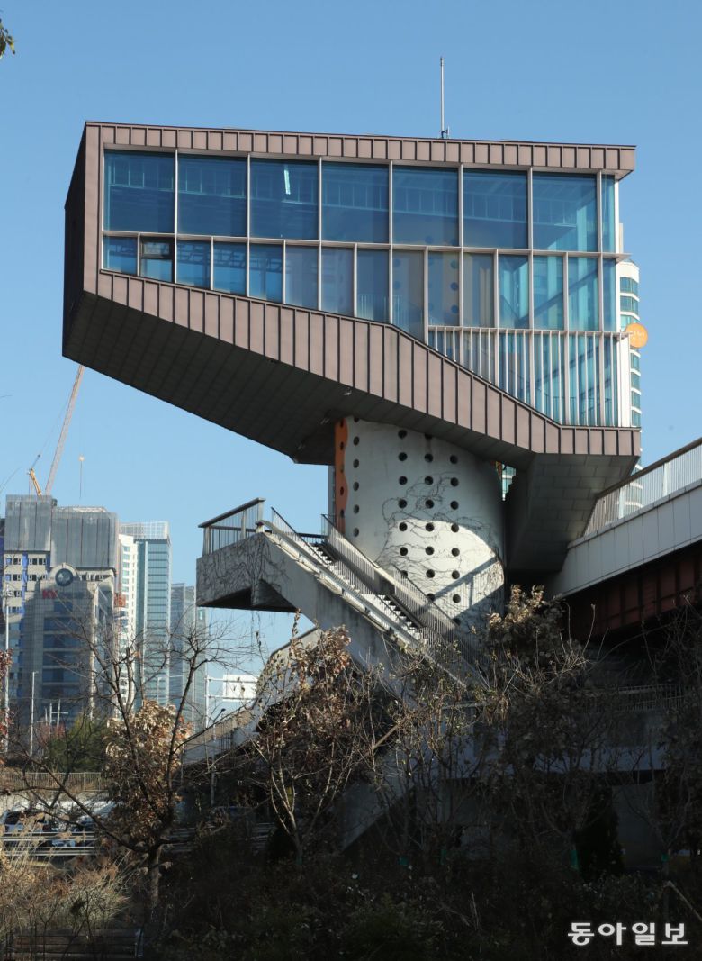 4일 서울 용산구 한강대교 북단에 위치한 직녀카페 모습. 현재는 운영이 중단됐다. 서울시는 직녀카페 리모델링해 내년 하반기부터 호텔로 운영한다는 방침이다. 신원건 기자 laputa@donga.com