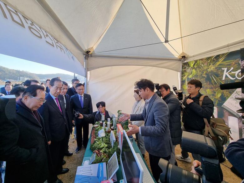 강원도 연어 스마트양식 클러스터 조성 사업 발표회에서 연어 업사이클링 기술을 소개하는 신성바이오팜 출처=신성바이오팜