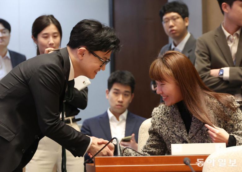 한동훈 법무부 장관이 6일 서울 여의도 국회 본청에서 열린 국민의힘 정책 의원총회에 참석해 김예지 의원과 인사를 나누고 있다. 김재명 기자 base@donga.com