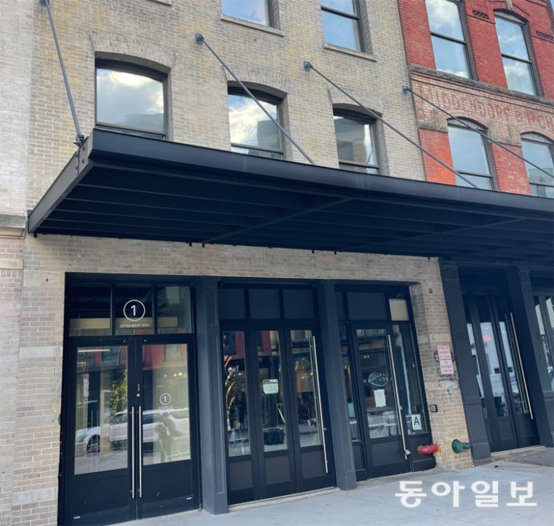 간판 내린 美 위워크 지난달 28일(현지 시간) 미국 뉴욕 맨해튼 미트패킹 지역 옛 위워크 지점 현장. 뉴욕=김현수 특파원 kimhs@donga.com