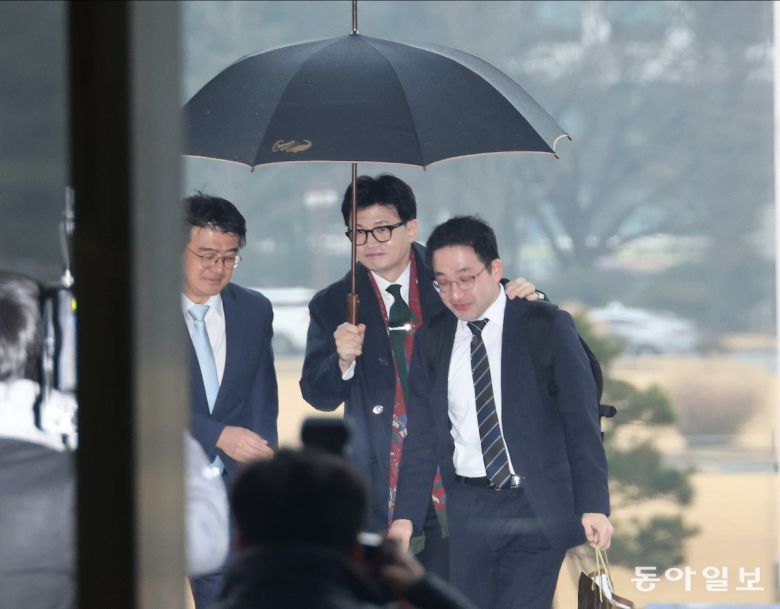 한동훈 법무부 장관이 6일 국회에서 열린 국민의힘 의원총회에 참석하고 있다. 한 장관이 직접 우산을 들고 국회 본청으로 들어서고 있다. 김재명 기자 base@donga.com