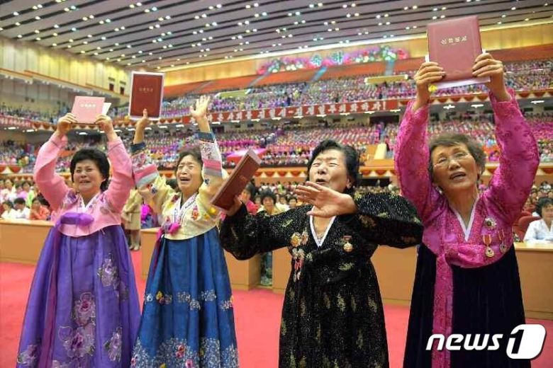 북한 노동당 기관지 노동신문은 6일 “김정은 동지의 하늘같은 은덕에 감격의 눈물을 흘리며 어머니들이 터치는 고마움의 목소리가 장내를 격동시켰다”라고 소개했다. 평양 노동신문=뉴스1