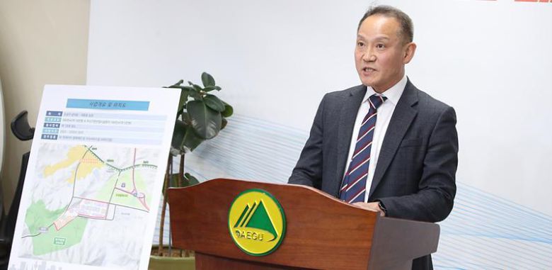 지난달 28일 대구시청 동인청사 4층 기자실에서 서경현 대구시 미래혁신정책관이 제2수성알파시티 개발 계획에 대해 발표하고 있다. 대구시 제공