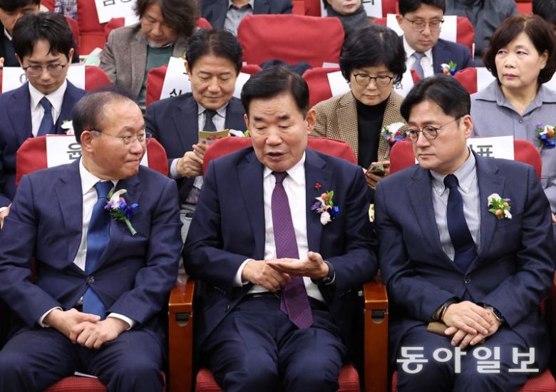 6일 서울 여의도 국회 의원회관에서 열린 ‘제5대 대한민국 동물복지대상’ 행사에 참석한 김진표 국회의장(앞줄 가운데)이 국민의힘  윤재옥 원내대표(앞줄 왼쪽), 더불어민주당 홍익표 원내대표(앞줄 오른쪽)와 대화를 나누고 있다. 전날 국회의원선거구획정위원회의  선거구 획정안을 두고 민주당은 “국민의힘에만 유리한 방안”이라고 주장하고 국민의힘은 “정당 간 유불리 문제가 아니다”라고  반박하면서 최종 선거구 획정 협상이 난항을 겪을 것이란 전망이 나온다. 김재명 기자 base@donga.com