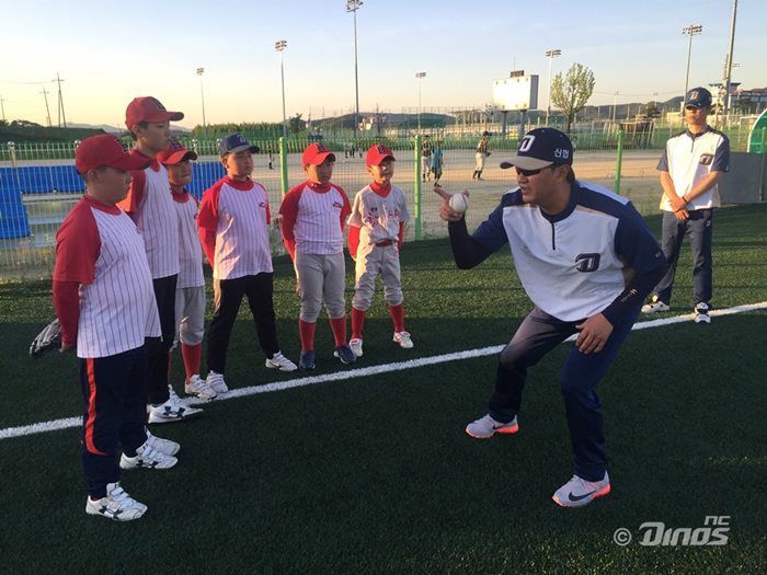 NC에서 선수 생활을 마감한 후 ‘손민한과 놀자’ 프로그램을 통해 아이들과 함께 하고 있는 손민한의 모습. NC 제공