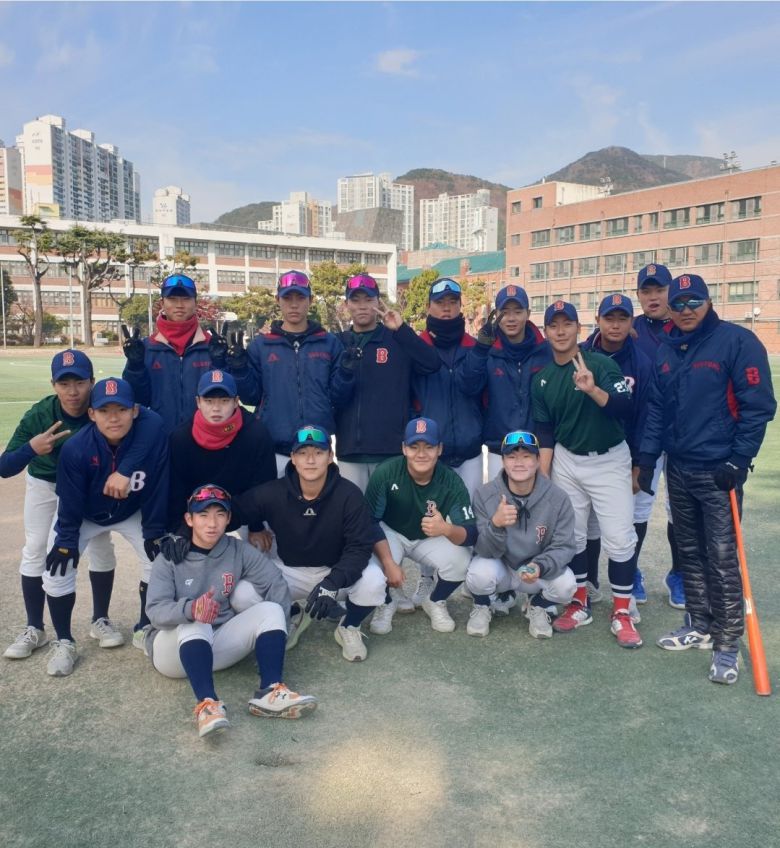 올해부터 부경고 투수 코치로 부임한 손민한(오른쪽)이 선수들과 함께 포즈를 취했다. 손민한 제공
