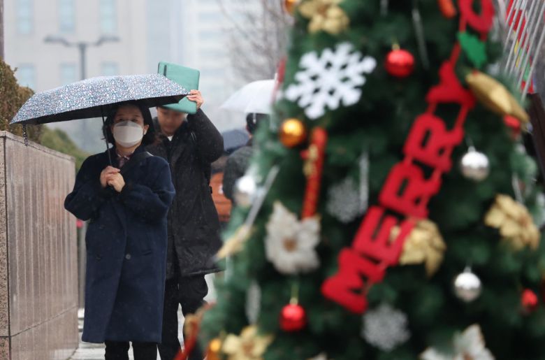 기상청은 11, 12일 전국에 겨울비가 내리겠다고 예보했다. 지역에 따라 최대 100mm 이상의 많은 비가 내릴 전망이다. 뉴스1