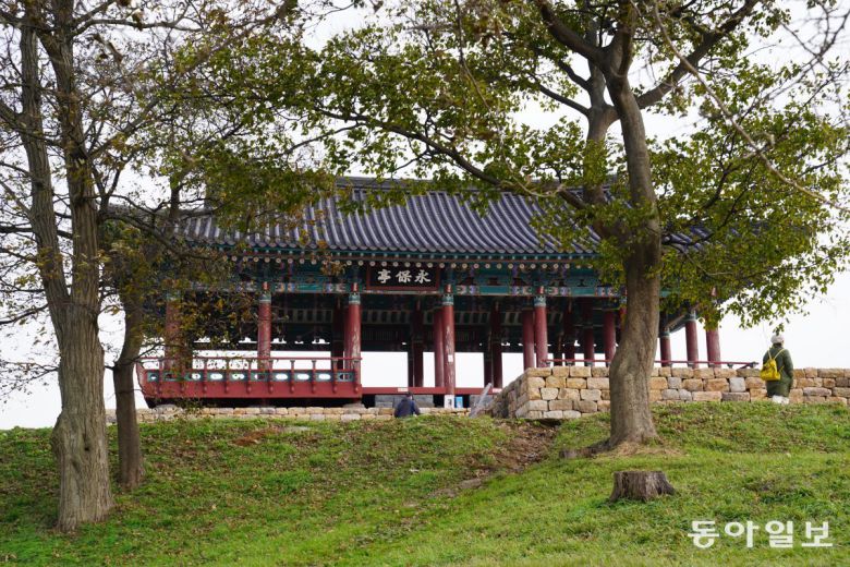 충청수영성 주변 절경의 풍경을 내려다볼 수 있는 정자 영보정.