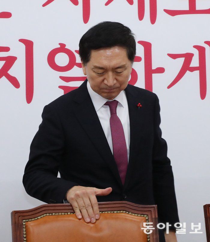 국민의힘 김기현 대표가 11일 국회에서 열린 최고위원회의에서 다소 무거운 표정으로 착석할 의자를 만지고 있다. 김 대표는 이날 “저를 비롯한 우리 당 구성원 모두는 국민 눈높이에 맞지 않는 모든 기득권을 내려놓고 사즉생의 각오로 민생과 경제를 살리라는 국민의 목소리에 답해 나갈 것”이라고 말했다. 이훈구 기자 ufo@donga.com