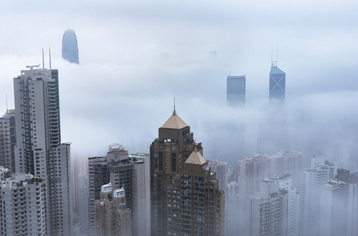 구름이 낮게 깔린 홍콩 도심의 모습. 홍콩 부동산 시장의 냉각은 경쟁자 싱가포르 시장의 활황과 대비된다.  게티이미지
